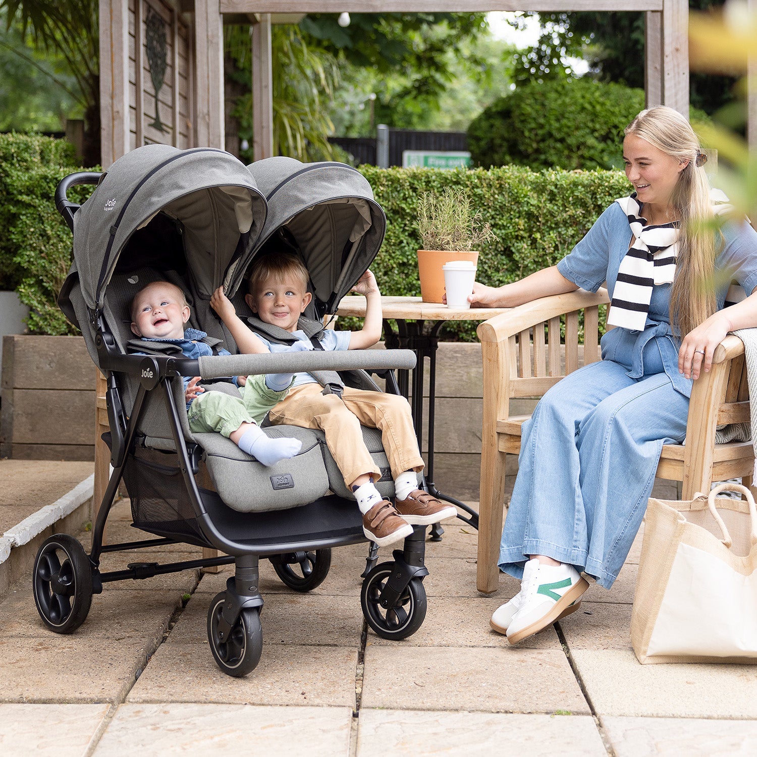 Coche doble para Bebe Estrella™ Joie Ebony